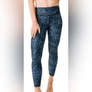 ZYIA Active Stone Leopard Scrunchy Light and Luxe Leggings! Size 6-8